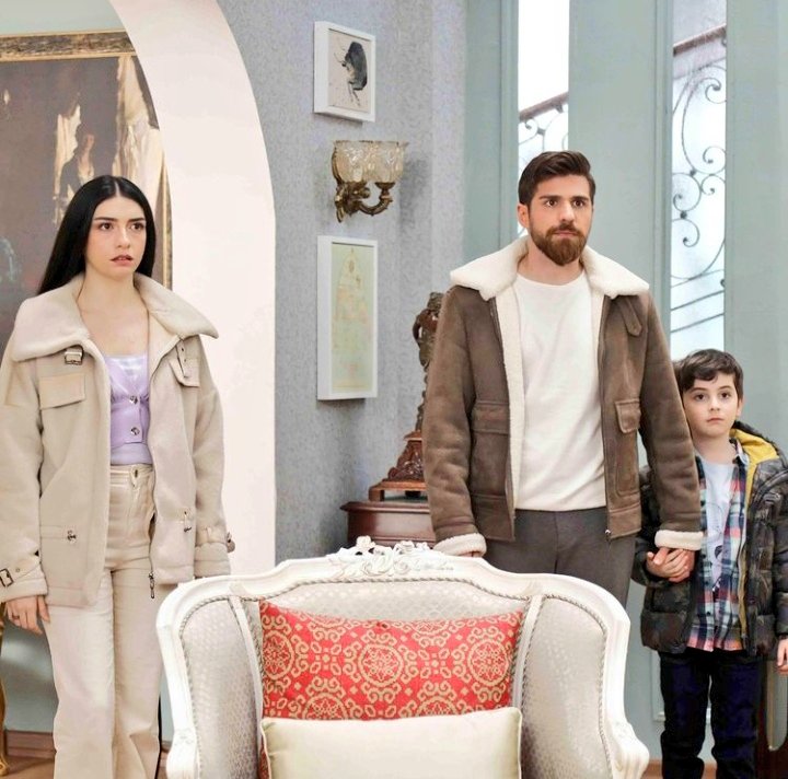 angeldreamrazor's tweet photo. The scene😳     Behind the scene😊

#ÇiçDer #BerkerGüven #HazarErgüçlü #KaanŞener #AlevAlev https://t.co/ixL1epd88V