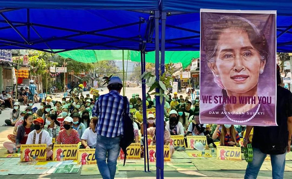 Laythetaw's tweet photo. Peaceful sit-in strike of Hledan, Yangon.
INTERNET BLACKOUT
#WhatsHappeningInMyanmar
#Mar18Coup https://t.co/vg5ijLckwV