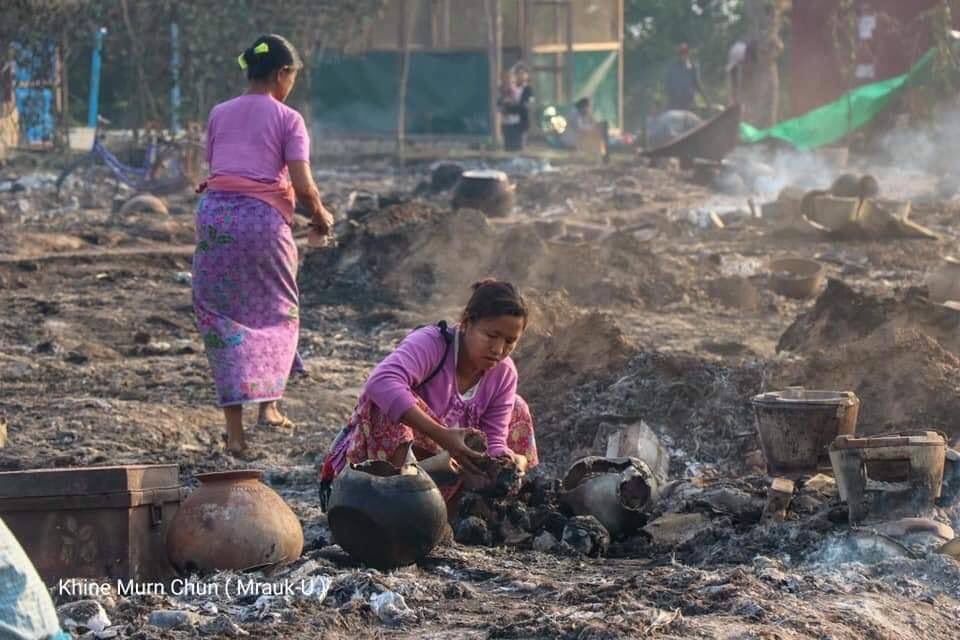 Laythetaw's tweet photo. There was a large fire breakout last night at MyaukU, TeinNyo refugee camp. The fire caused burnt downs of over 600 houses into ashes.
INTERNET BLACKOUT
#WhatsHappeningInMyanmar
#Mar18Coup https://t.co/D8JyKI2K7D