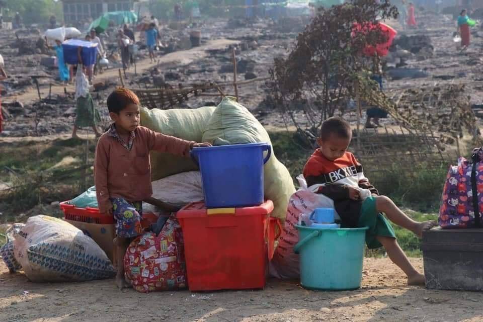 Laythetaw's tweet photo. There was a large fire breakout last night at MyaukU, TeinNyo refugee camp. The fire caused burnt downs of over 600 houses into ashes.
INTERNET BLACKOUT
#WhatsHappeningInMyanmar
#Mar18Coup https://t.co/D8JyKI2K7D