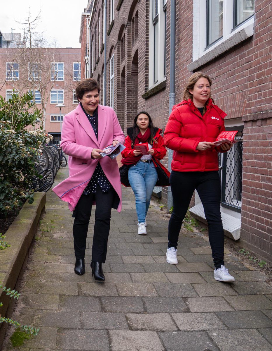 PloumenLilianne's tweet photo. Ik wil alle PvdA-kiezers ontzettend bedanken voor hun vertrouwen. Deze uitslag is natuurlijk niet wat we ervan hoopten. Maar ik ga hard aan het werk om resultaten te bereiken en onze kiezers te vertegenwoordigen 🌹 https://t.co/cZJTjhwJar