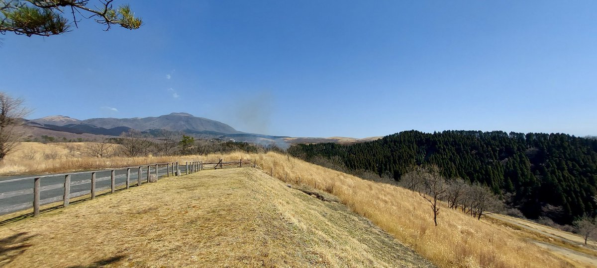 黒川温泉 旅館 奥の湯 本日はホントええ天気だったなぁ 奥に阿蘇山見えてる 茶屋の原 キャンプ場 いい眺め 野焼き ところどころ黒い