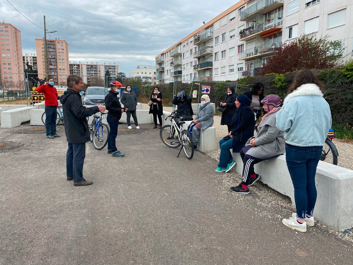 maisonvelolyon's tweet photo. 1ère séance de vélo-école avec le Centre Social G.Philipe à @VilleDeBron pour rendre le vélo accessible à toutes et à tous sur TOUTE la métropole de Lyon ! https://t.co/rMgbddJNZe