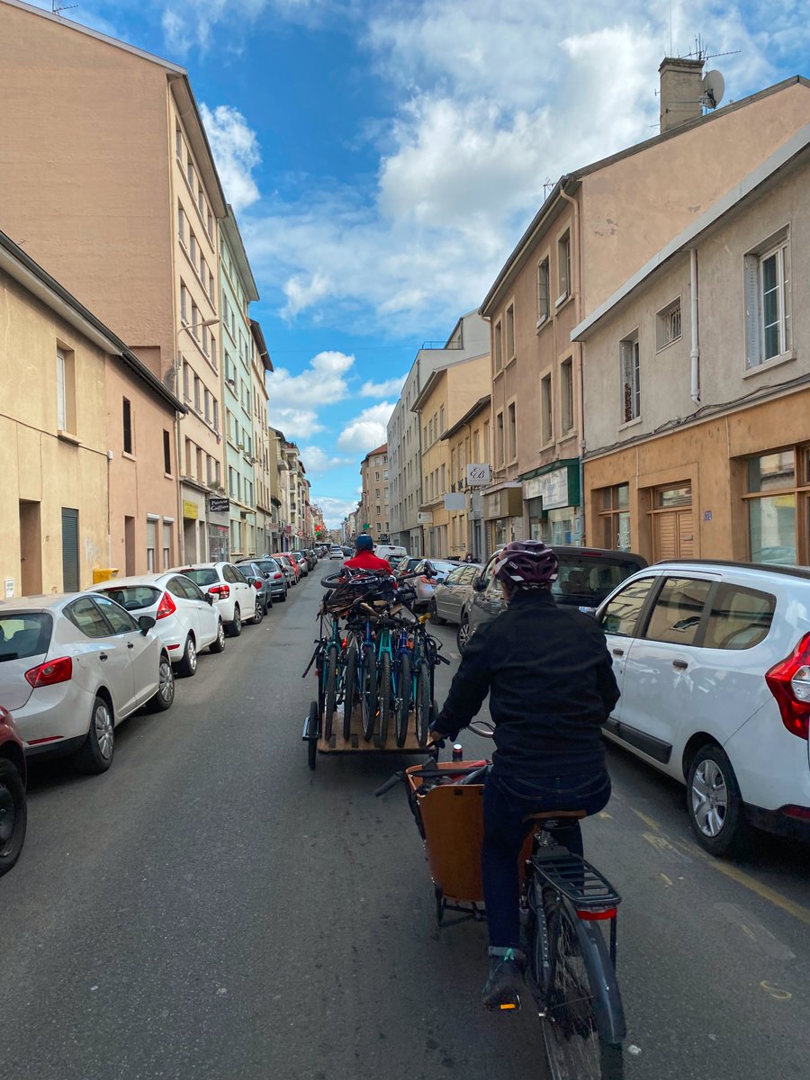 maisonvelolyon's tweet photo. 1ère séance de vélo-école avec le Centre Social G.Philipe à @VilleDeBron pour rendre le vélo accessible à toutes et à tous sur TOUTE la métropole de Lyon ! https://t.co/rMgbddJNZe