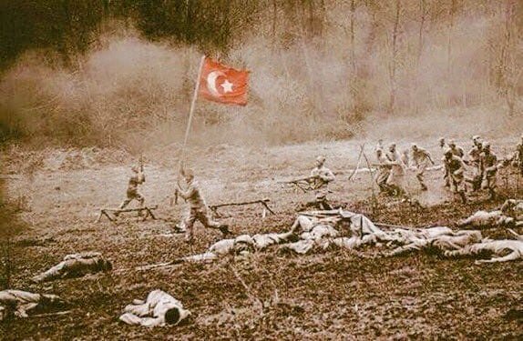 18 Mart Çanakkale Zaferi'nin 106. Yıldönümünde Gazi Mustafa Kemal Atatürk, silah arkadaşları ve bu toprakları bize vatan yapan şehitlerimizi minnetle anıyoruz. 🇹🇷 
#ÇanakkaleGeçilmez