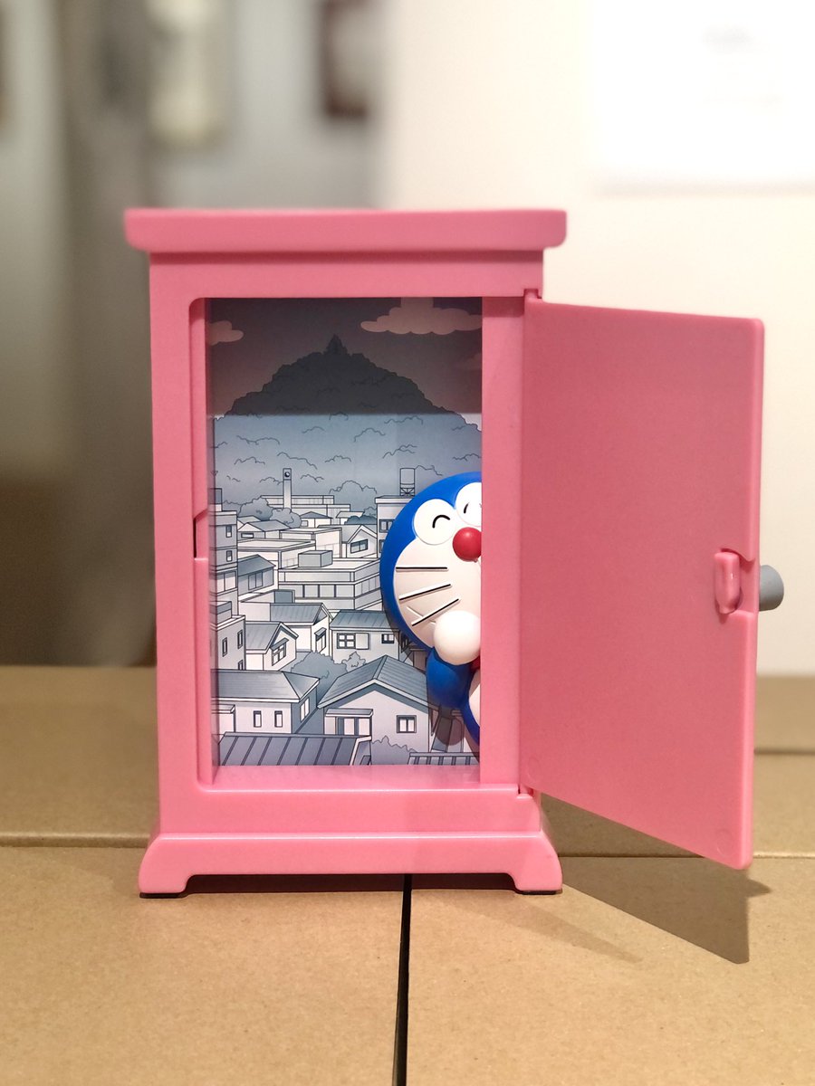 ほぼ日曜日 渋谷parco8階 あーどこでもドアがあったらなー とみんな一度は考えたことがあるのではないでしょうか この どこでもドアのフォトフレーム は ちゃんとドアノブを回さないと開かないので 開けるたびに もしかしたら という感覚を