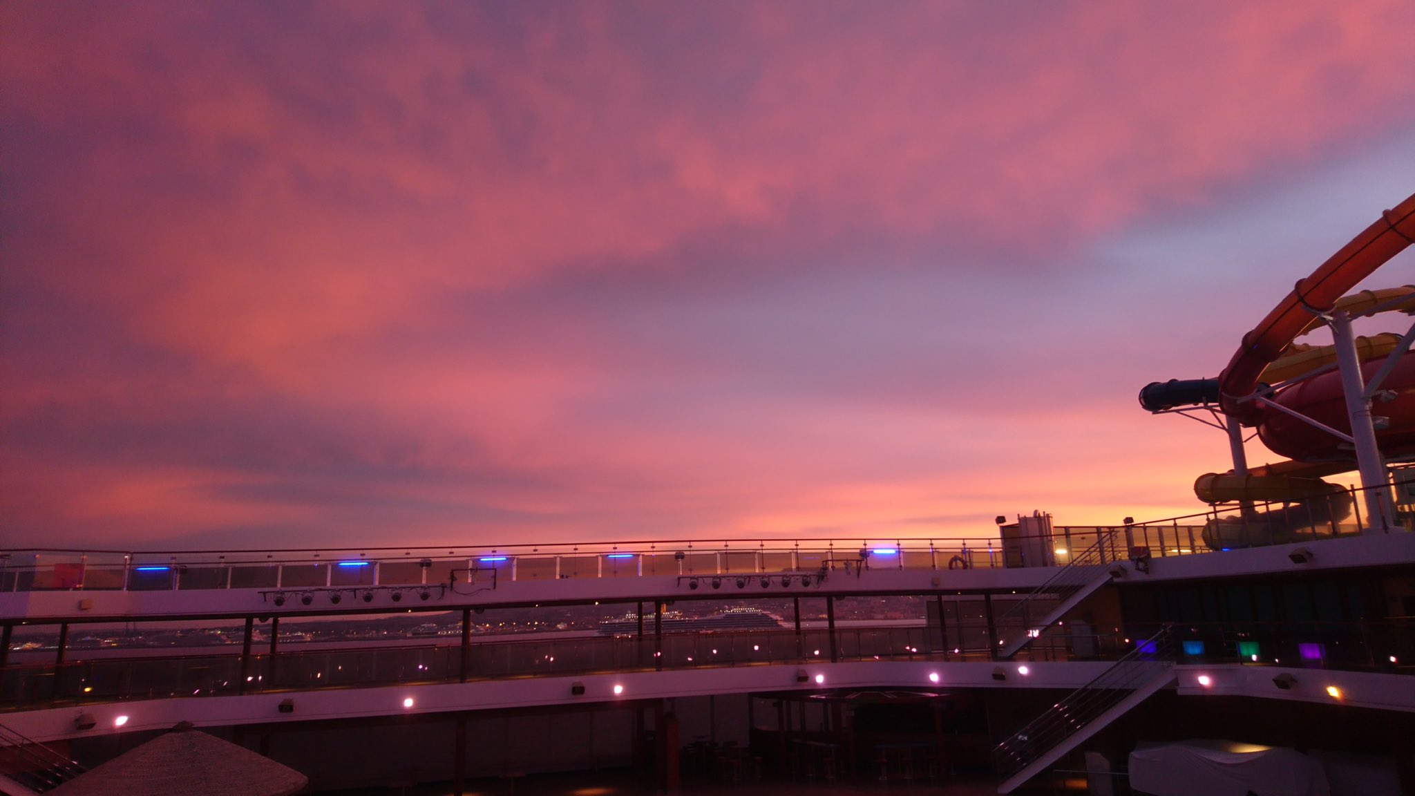 нейросеть для генерации кроссоверов on Twitter: "Было красево…