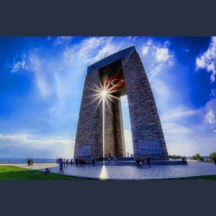 Bu coğrafyada nefes alan her birimiz Çanakkale'de toprağa düşen her bir yiğide koskocaman bir vatan borçluyuz. Ruhlarınız şad olsun.