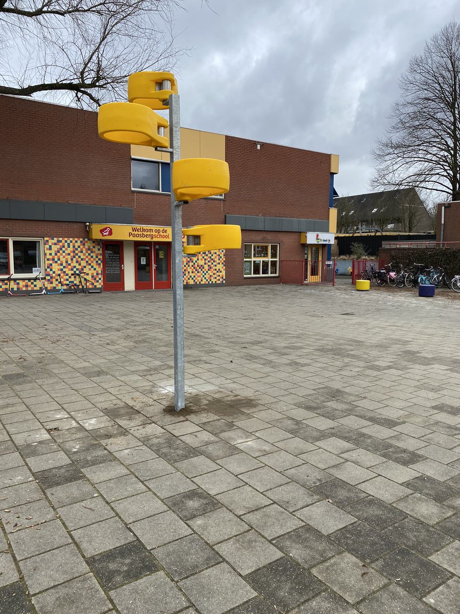 Multikorf's tweet photo. Vandaalbestendige Multikorf geplaatst bij de @paasbergschool in #Ede! Wij wensen de leerlingen veel spelplezier. #korfbal https://t.co/AMCxsUyBFM