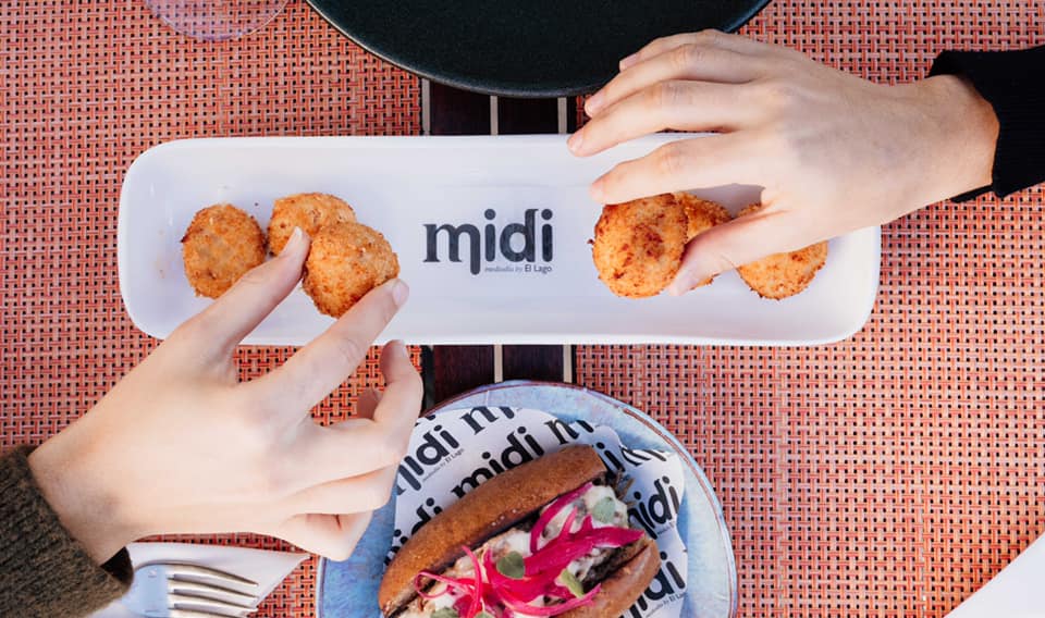 MidiByLago's tweet photo. 🍴 @RestElLago potencia su oferta de mediodía e impulsa un nuevo menú evolucionado para @MidiByLago 

👉INFO: https://t.co/5An8h4tK3m

#Marbella #MidiByElLago #ElLagoMarbella https://t.co/Gw3m9CdHP1