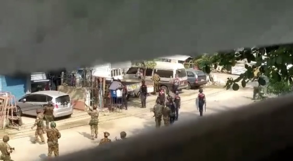 BG_ICEICE's tweet photo. Happening Now: Near Bayintnaung two storey bridge, terrorists deploying around and shooting even into wards. Some were arrested and destroying barricades with bulldozer.

INTERNET BLACKOUT 
#WhatsHappeningInMyanmar  #Mar18Coup https://t.co/xjWGEeASbw