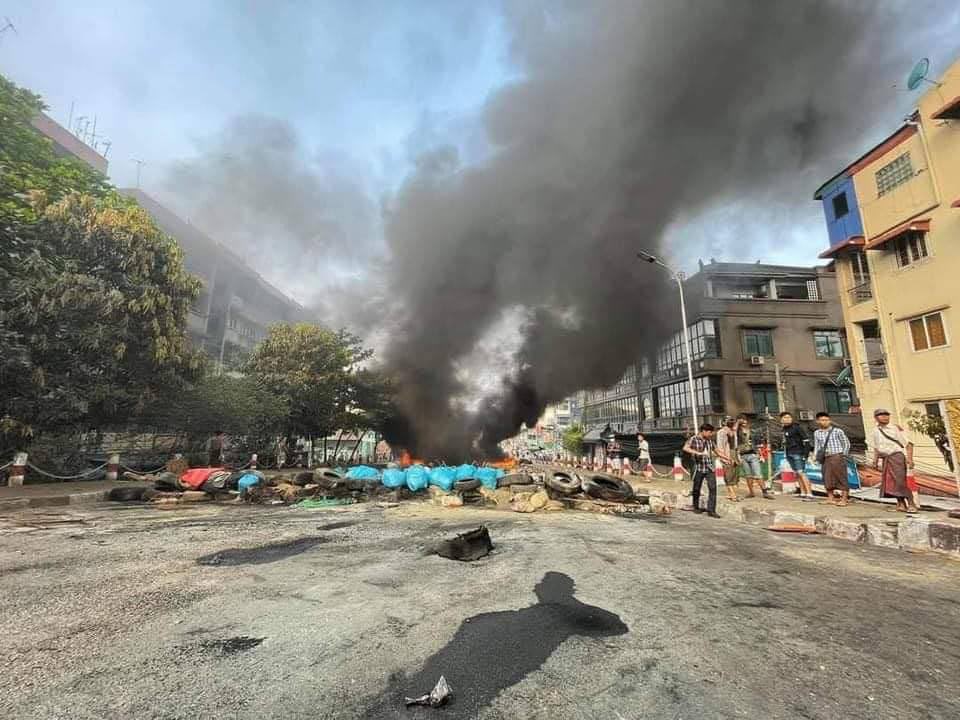 In ThaMine, Yangon, a military junta force set fire to barricades, shot people at random, and arrested them. 
INTERNET BLACKOUT
#WhatsHappeningInMyanmar
#Mar18Coup 
<a href="/KenRoth/">Kenneth Roth</a> <a href="/RapporteurUn/">UN Special Rapporteur Tom Andrews</a> <a href="/freya_cole/">Freya Cole</a>