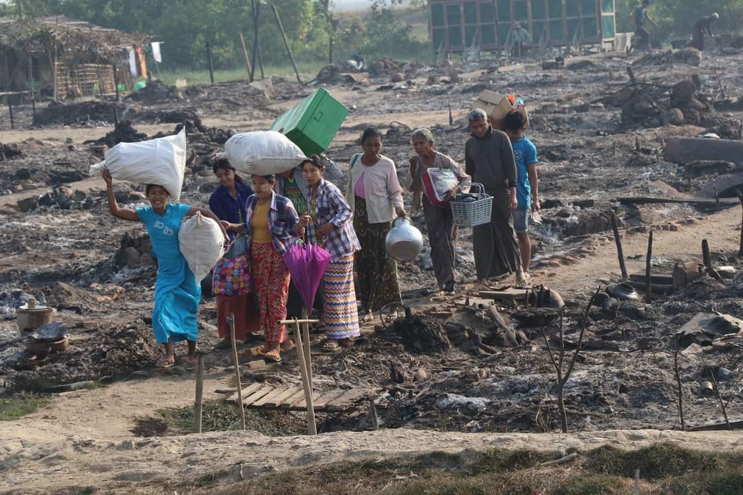 BG_ICEICE's tweet photo. Tin Nyo Refugee Camp, Mrauk-U Township ,In Rakkhaine state (17. March. 2021) Night fire

 There are 875 households
 Total population (3355)

 Fire House (663)
 Affected people (2565)

#Mar18Coup 
#WhatsHappeningInMyanmar https://t.co/nkhIvVYImL