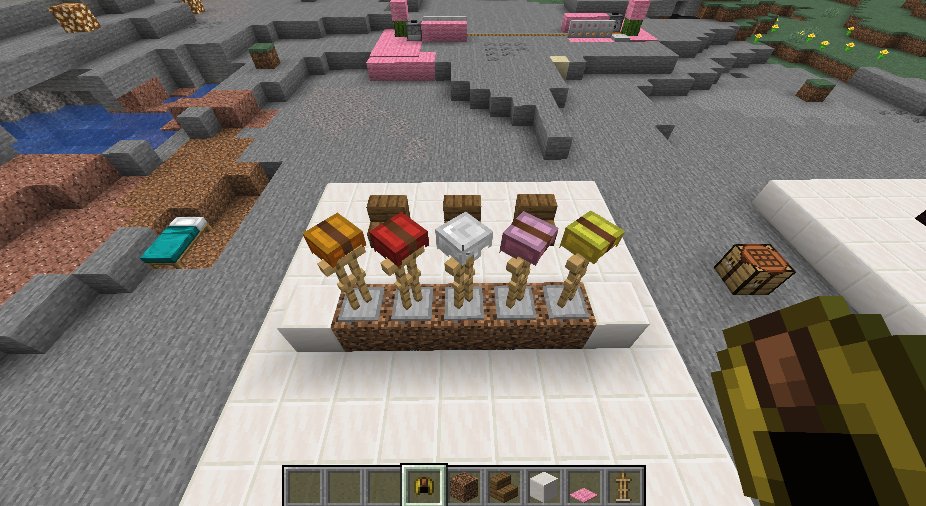 Onuki 防具立てに染色した革の帽子を着けていきます 鉄のヘルメットは色がイカや白身魚みたいできれいなのでこれも活用できます 防具立てのセッティングが終わったら仮ブロックを壊してストンと穴に落とします 端のブロックの上に仮ブロックを２個