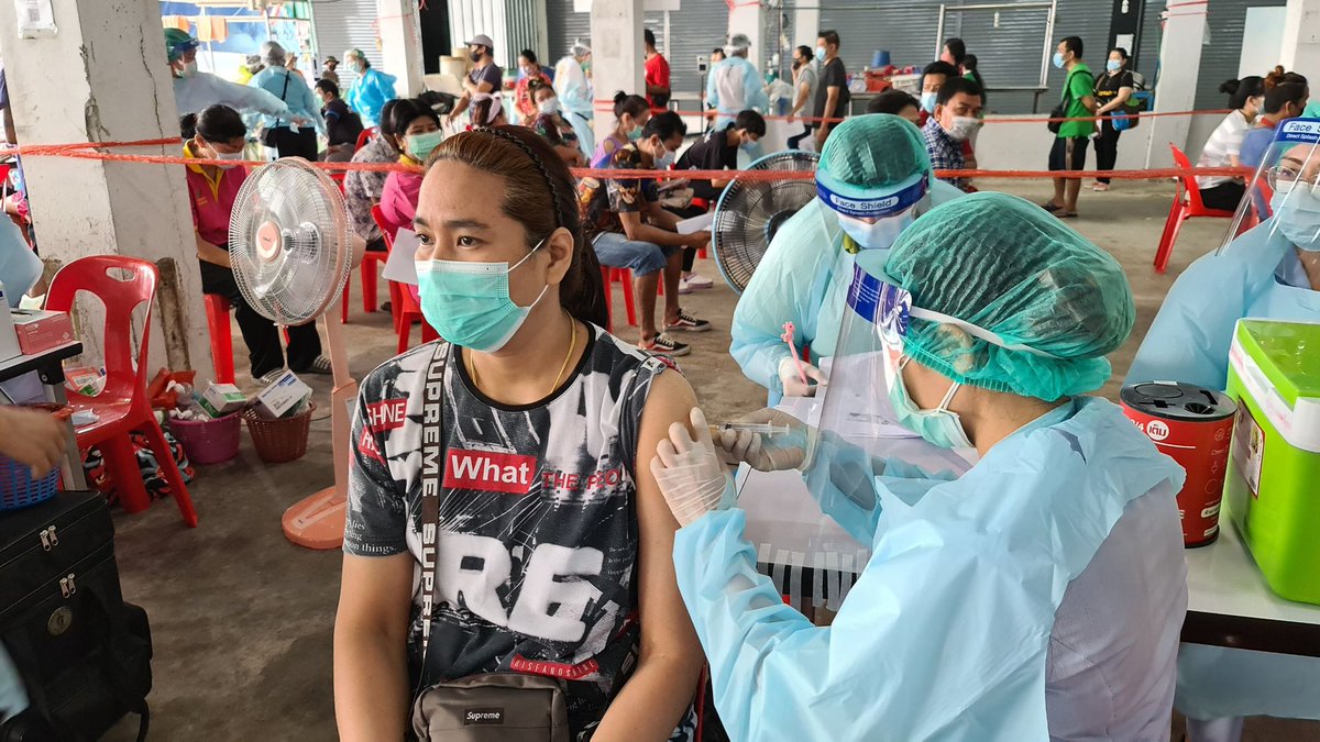 ThaiPBSWorld's tweet photo. Bangkok’s Health department is on the 2nd day of the inoculation program in Bang Khae district, focusing on vendors and workers in the Wonder market. https://t.co/sZOO9Xcwum https://t.co/Neio8CyeG6