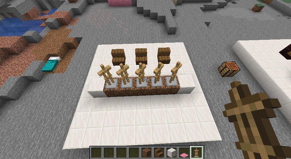 Onuki 防具立てに染色した革の帽子を着けていきます 鉄のヘルメットは色がイカや白身魚みたいできれいなのでこれも活用できます 防具立てのセッティングが終わったら仮ブロックを壊してストンと穴に落とします 端のブロックの上に仮ブロックを２個