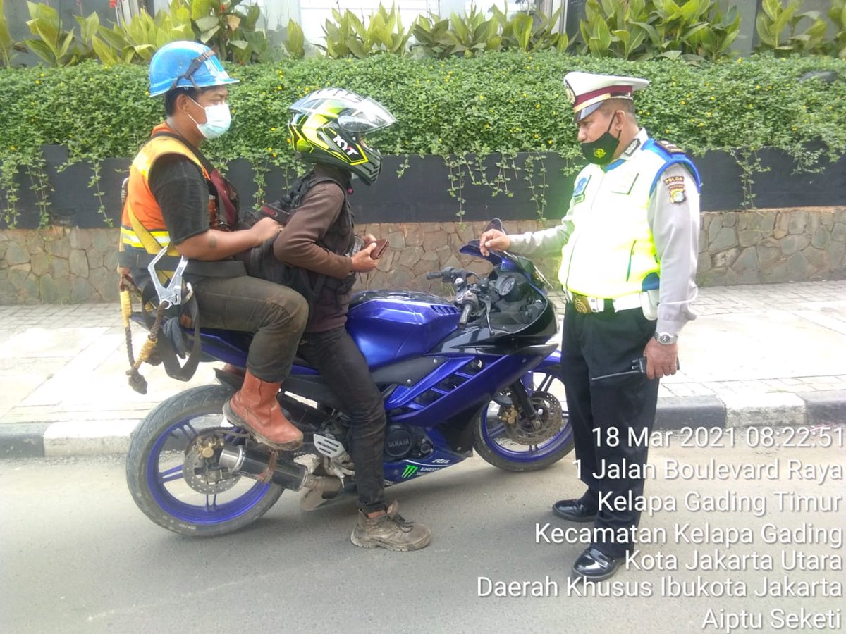 TMCPoldaMetro's tweet photo. 11.42 Polri Sat Lantas Jakut penindakan dgn tilang terhadap kendaraan bermotor roda 2 yg menggunakan Knalpot tidak Standar/Bising di Bundaran Lapiazza Klp Gading Jakut. Mari Kita sama-sama tertib berlalu lintas dijalan https://t.co/AEB5IAjCMq
