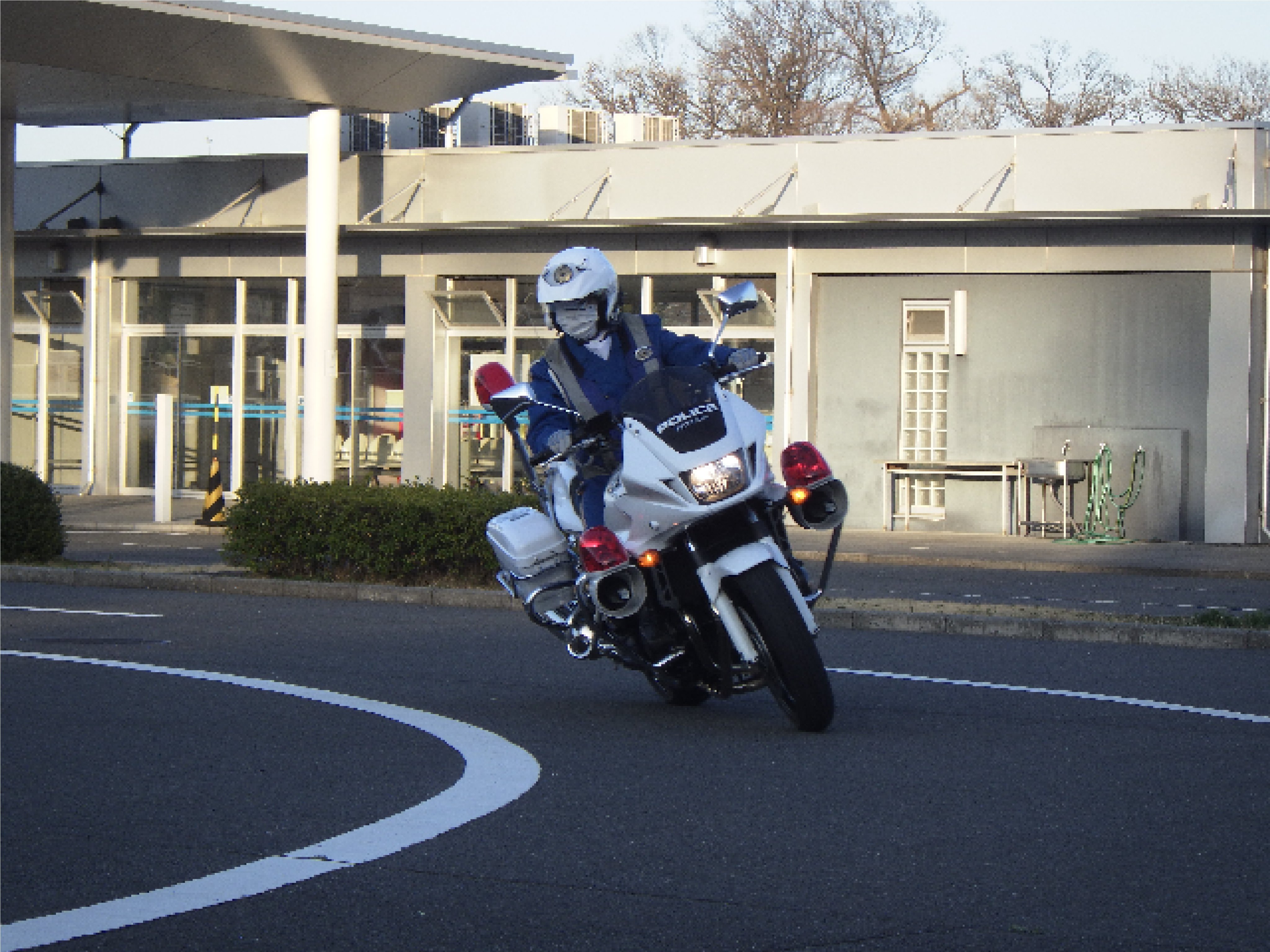 神奈川県警察本部交通部交通総務課 カーブ走行のコツは スローインファストアウト カーブ進入時には減速を T Co Gk5pydo336 Twitter