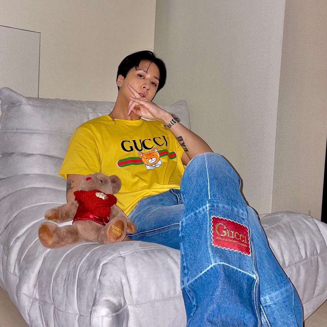 VIXX's Ravi wearing the KAI x Gucci oversized t-shirt #KAIxGucci  #GucciGlobalAmbassador_KAI  https://twitter.com/INTLKJI/status/1372392895630635011?s=19