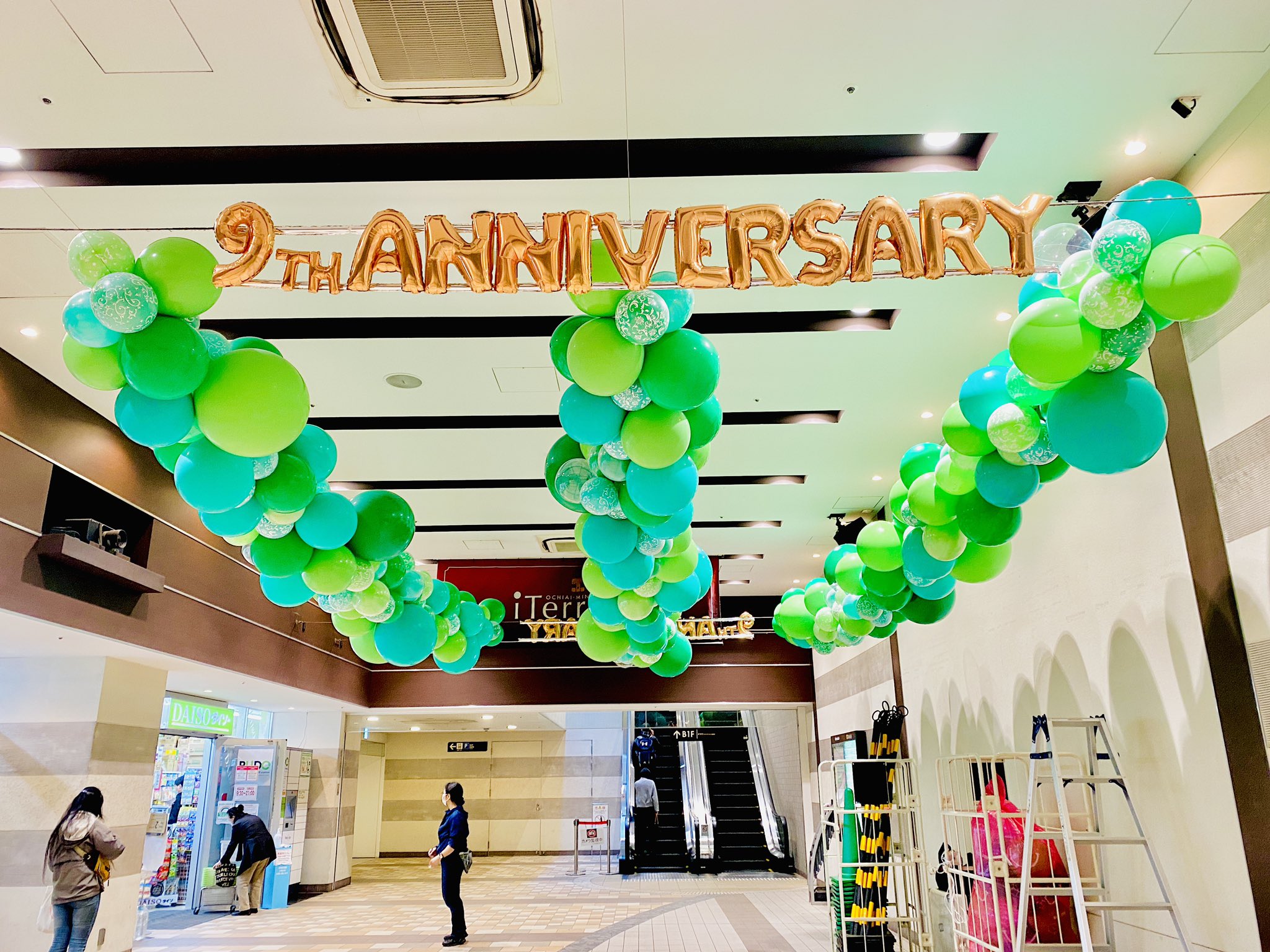 神宮エミ バルーンデザイナー アイテラス落合南長崎 の9周年のバルーン装飾担当させて頂きました ビジュアルのイメージに合わせて 新緑の緑の装飾に 是非お近くの方はお立ち寄りください 天井装飾 バルーンアート T Co Gaee7cd1yw