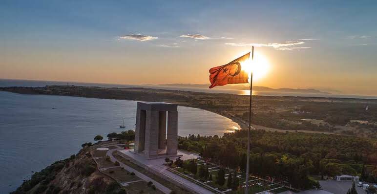 Ne Mutlu Şanlı Zaferlerle Dolu tarihi olan bu Vatan toptaklarında nefes almayı nasip eden Allah’a.
Hiç görmekdikleri için savaşanlara selam olsun.
Selam olsun Başkomutan Mustafa Kemal Atatürk’e Ruhları şad olsun.
Ne Mutlu Türk’üm Diyene #18martcanakkalezaferi