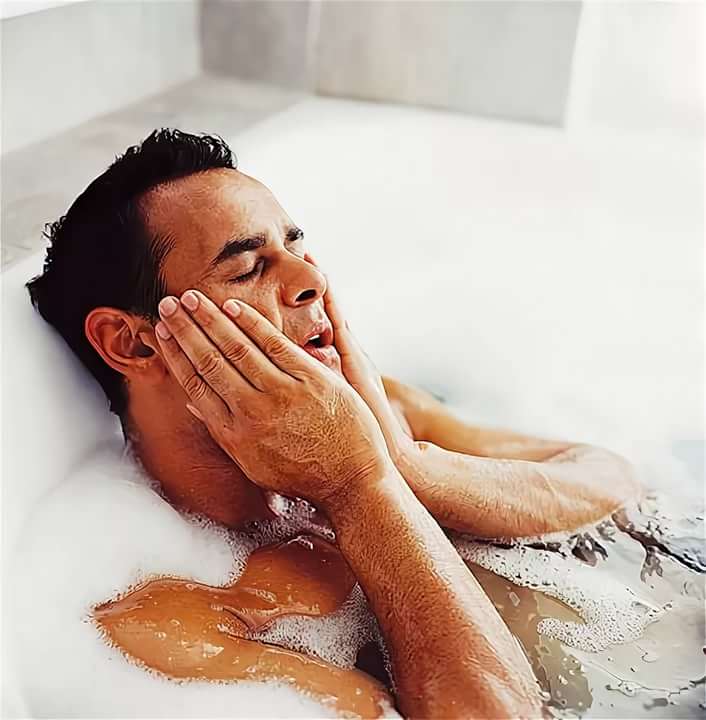 Ванна мужу после. Мужчина в ванной. Мужчина в горячей ванне. Теплая ванна мужчины. Парень в ванне.