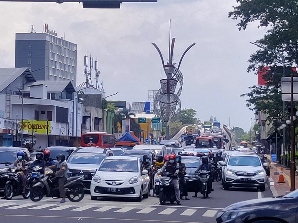 dishubsurakarta's tweet photo. ga percaya sama mimin? nih mimin kasih bukti dampak penutupan underpass Makamhaji.
Berikut penampakan Sp4 Purwosari, antrian dr barat sempat kemruyuk sampai atas FO Purwosari.

koyo ngene yakin jik meh metu? nek ora penting2 bgt mending neng omah wae lur, drpd tuo neng dalan lho. https://t.co/YVmmyzXi8Q