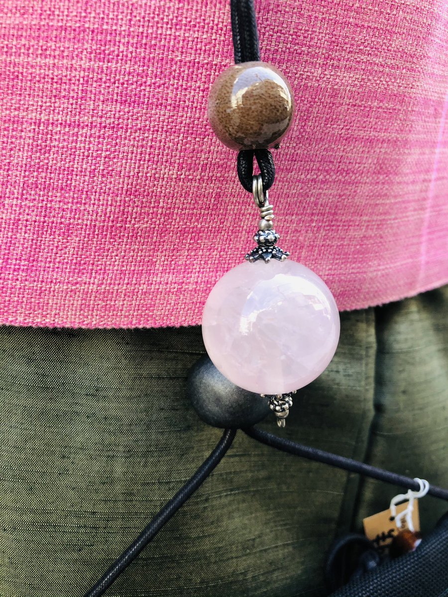 着物カフェ 山椒庵 男着物 は小物で ピンク を主張 桜を着る会 メンズも楽しんで欲しい ってんで 作家さんにご協力いただき ピンク系アイテムをご用意しました もちろん次回ガレージセールでは最大 Off 羽織紐 2 800 天然石根付