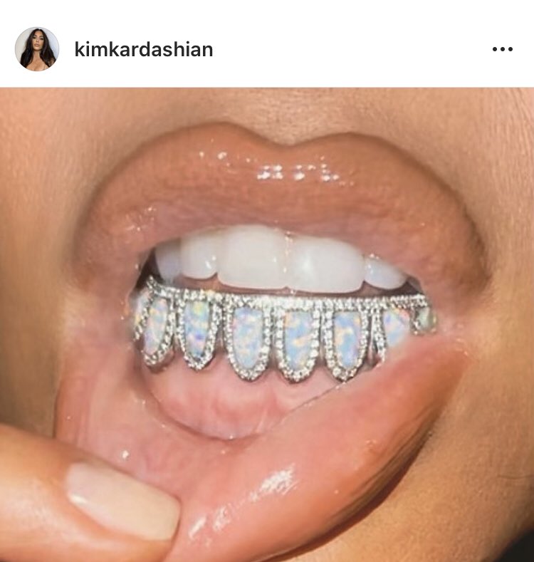 Грилза на зубах это. Грилзы кэти перри. Грилзы кэти перри. Грилза на зубах это. Грилзы рианна.