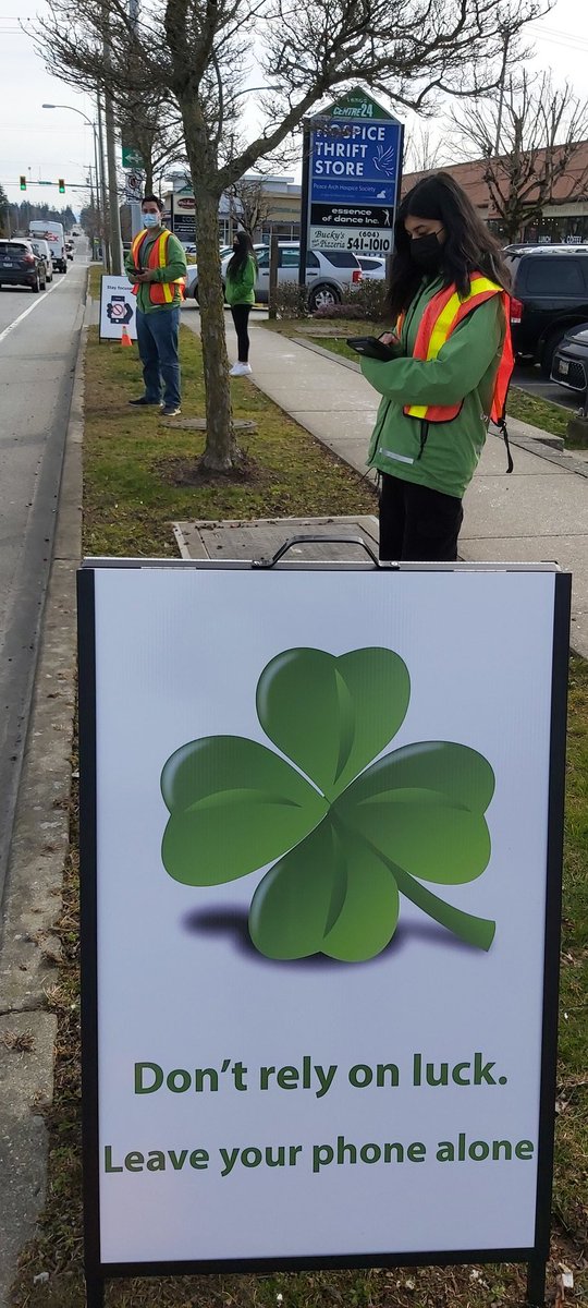 RoadSafetyKaren's tweet image. ☘👮‍♂️🚔👮‍♀️☘
Beautiful day in @CityofSurrey for education &amp;amp; enforcement  ☀️ with @PreventCrimes #cellwatch &amp;amp; the @SurreyRCMP 

Even short 👀 away from the road increases your risk of crashing

Leave your 📱 alone while driving! 
📱+ 🚗 = 📵

#LeaveYourPhoneAlone @icbc @RoadSafetyJo