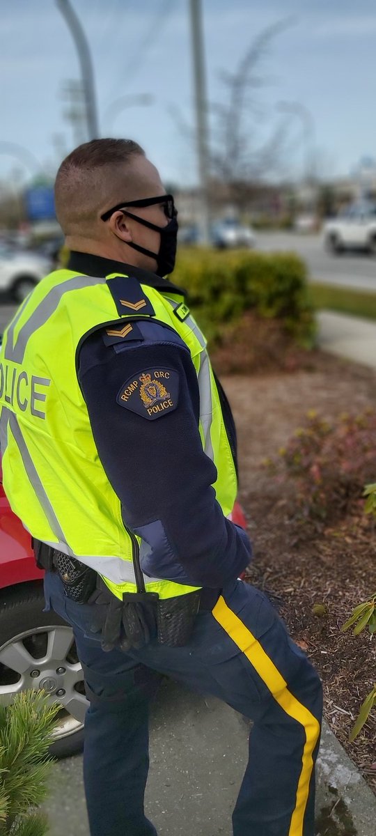 RoadSafetyKaren's tweet image. ☘👮‍♂️🚔👮‍♀️☘
Beautiful day in @CityofSurrey for education &amp;amp; enforcement  ☀️ with @PreventCrimes #cellwatch &amp;amp; the @SurreyRCMP 

Even short 👀 away from the road increases your risk of crashing

Leave your 📱 alone while driving! 
📱+ 🚗 = 📵

#LeaveYourPhoneAlone @icbc @RoadSafetyJo