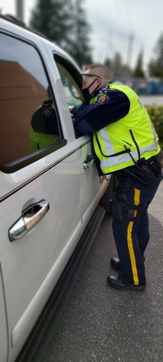 RoadSafetyKaren's tweet image. ☘👮‍♂️🚔👮‍♀️☘
Beautiful day in @CityofSurrey for education &amp;amp; enforcement  ☀️ with @PreventCrimes #cellwatch &amp;amp; the @SurreyRCMP 

Even short 👀 away from the road increases your risk of crashing

Leave your 📱 alone while driving! 
📱+ 🚗 = 📵

#LeaveYourPhoneAlone @icbc @RoadSafetyJo
