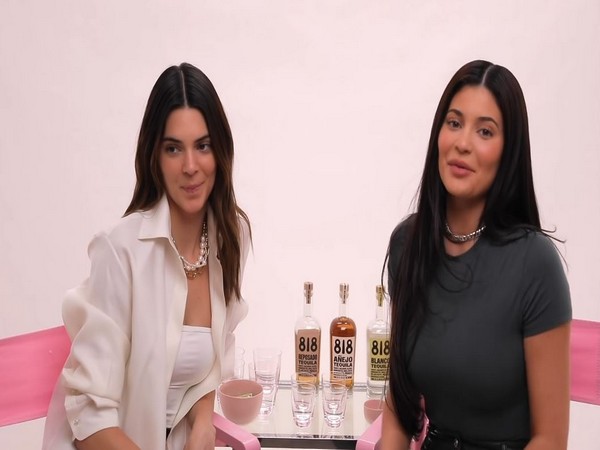 ReportBharat's tweet photo. American reality TV stars and sisters Kendall Jenner and Kylie Jenner flaunted their makeup skills after gulping down some tequila on Wednesday (local time). #818 #drunk #Kendall #KylieJenner #MakeupTutorialVideo #tequila
https://t.co/GWwm9hgqYS https://t.co/PlFj3GAWuE