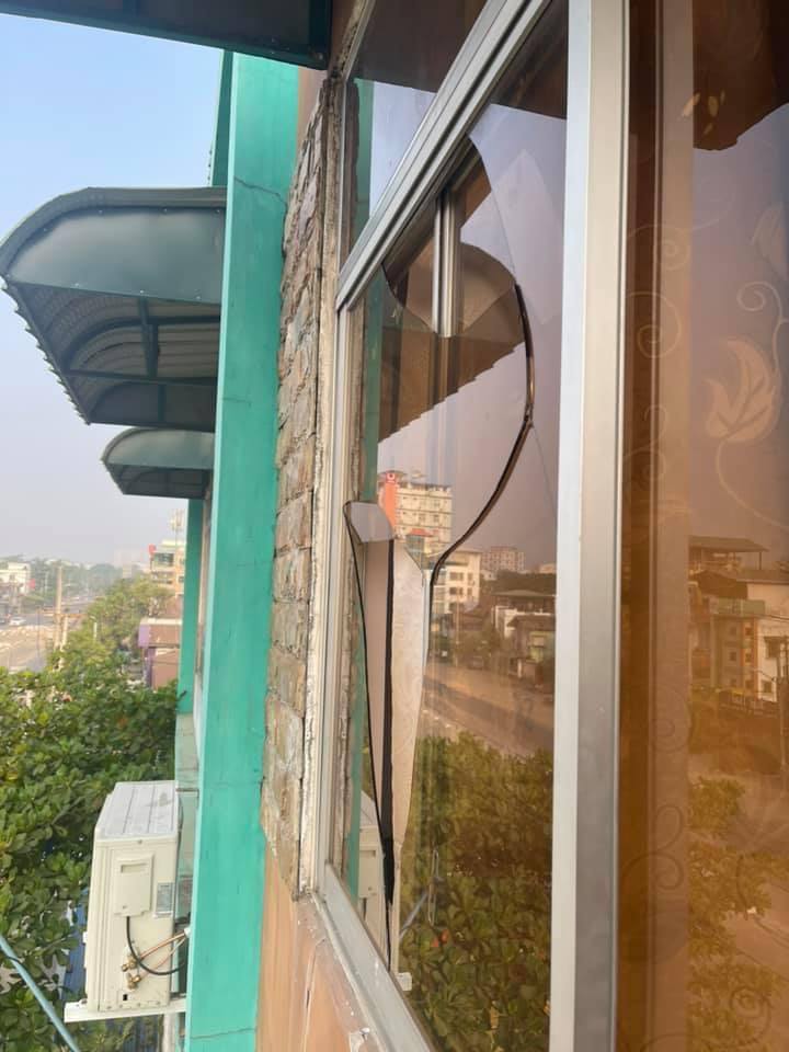 chilli57's tweet photo. In ThanThuMar,South OakKaLaPa Military Junta Group beat and called every boy in the ward to move the barricades around 12 PM on March 17. They fired shots and ruined citizens' houses.
INTERNET BLACKOUT
#WhatsHappeningInMyanmar
#Mar18Coup https://t.co/sGmsesC7HE
