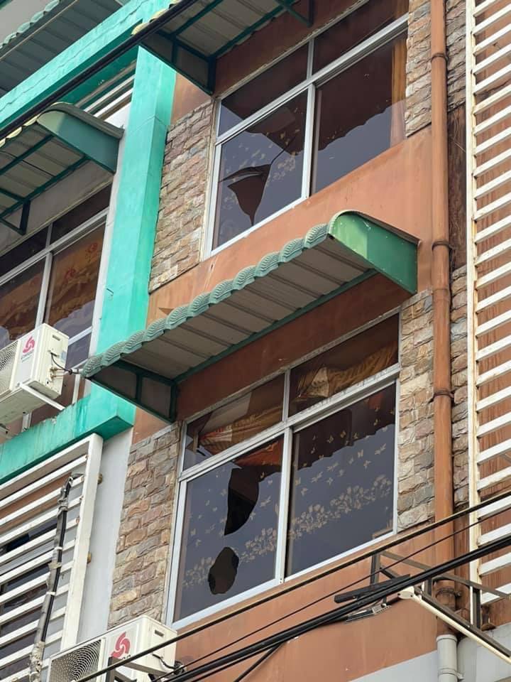 chilli57's tweet photo. In ThanThuMar,South OakKaLaPa Military Junta Group beat and called every boy in the ward to move the barricades around 12 PM on March 17. They fired shots and ruined citizens' houses.
INTERNET BLACKOUT
#WhatsHappeningInMyanmar
#Mar18Coup https://t.co/sGmsesC7HE