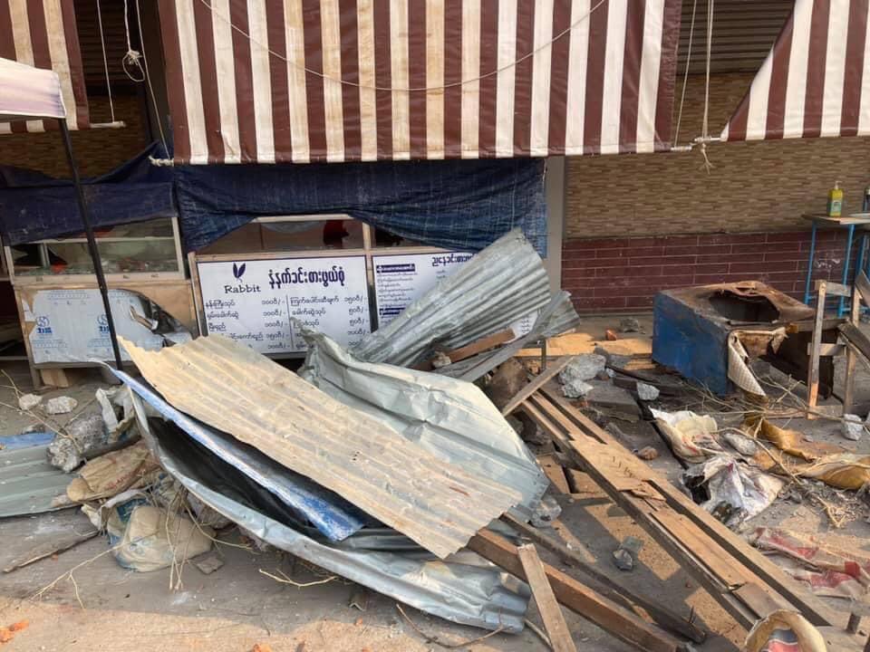 Military Junta(SAC) forced by beating every boys in the ward to move the barricades around 12 PM on March 17 in ThanThuMar, South Okkalapa. They fired shots at random and ruined citizens' houses.
INTERNET BLACKOUT
#WhatsHappeningInMyanmar
#Mar18Coup