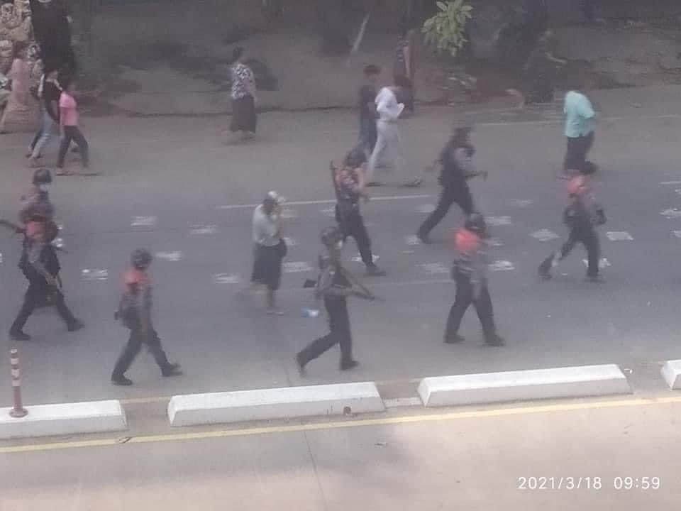 shineheinhtet's tweet photo. In South Okkala, Yadanar road, residents from two-storey, one-storey houses, were forced to remove stickers and sandbags on the road by terrorists SAC.
INTERNET BLACKOUT
#WhatsHappeningInMyanmar 
 #Mar18Coup https://t.co/AssB9PG0Cq
