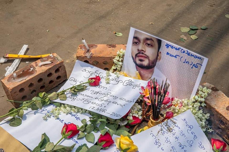 shineheinhtet's tweet photo. Islamic Ko Phyo Kyaw Thu,who died Tuesday night strike from terrorists shooting at Yangon, Mingalar Taung Nyunt Township, was buried in the morning of Mar17 according to religious tradition.
INTERNET BLACKOUT
#WhatsHappeningInMyanmar
#Mar18Coup https://t.co/xbMgTQWWHl
