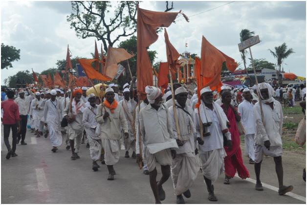 बनवून त्याची पूजा करतात !!ज्या ज्या वेळी शेतकऱ्याला शेतीतून विसावा मिळतो त्यावेळीच हे सण साजरे केले जातात. अगदी आषाढी एकादशीही पेरणी संपल्यावरच चालू होते, पेरणीनंतरच्या मिळालेल्या वेळेतच शेतकरी पंढरीच्या वारीला निघतो.13/n