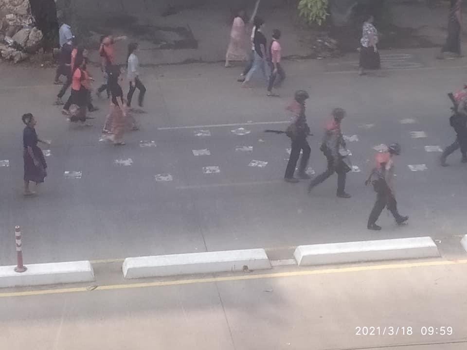 maytoekhine's tweet photo. Lying on state newspaper that civilians are volunteering to help clear the road while the rest of us know that people were pointed guns at and forced to do so. These barefaced lies of #Myanmar Terrorists 🤮#WhatsHappeningInMyanmar #Mar18Coup https://t.co/iL2SP8QcSq