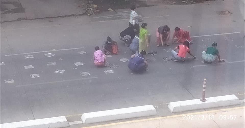 Lying on state newspaper that civilians are volunteering to help clear the road while the rest of us know that people were pointed guns at and forced to do so. These barefaced lies of #Myanmar Terrorists 🤮#WhatsHappeningInMyanmar #Mar18Coup
