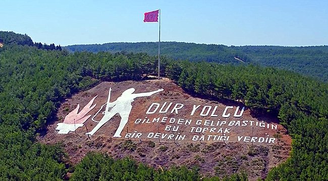 Bastığın yerleri toprak diyerek geçme tanı
Düşün altındaki binlerce kefensiz yatanı.
Sen şehîd oğlusun incitme yazıktır atanı
Verme dünyâları alsanda bu cennet vatanı
Kim bu cennet vatanın uğruna olmazki fedâ
Şühedâ fışkıracak toprağı sıksan şühedâ...
#18martcanakkalezaferi