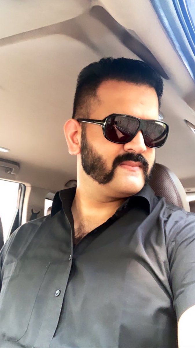 iKunaal's tweet photo. Since beard is the subject matter of this trend, I would like to share a pic of me in this unusual beard style called #FriendlyMuttonChops
#BeardTwitter https://t.co/soePrz0nzi