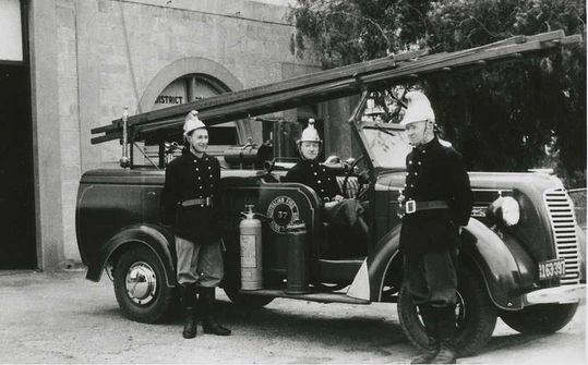 SA_MFS's tweet photo. Look straight at the camera, they said.
Anyone know the location, era or type of fire engine?
#ThrowbackThursday #TBT #SAFireBrigade #Firefighters #Firefighting #FireService #EmergencyServices #FireEngine #SouthAustralia https://t.co/2eBrnlmHnp
