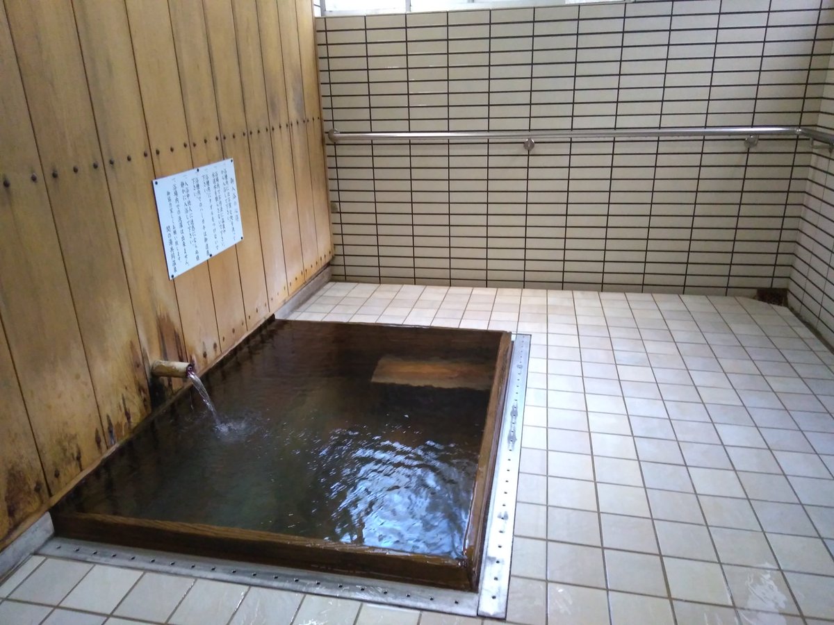 SEKIGANEdays's tweet photo. お昼ご飯の後は、最後の入浴札を使うために『関の湯』へ。
年末に引っ越しをするまでは毎日通っていました。関金町民なら11枚1000円です。
シャワーもカランもなく、洗面器で湯船のお湯を汲んで体を洗うのですが、ザブザブ源泉掛け流しなのでとってもキレイなのです。
#関金温泉 #関の湯 #源泉掛け流し https://t.co/FlAbRhHz6S