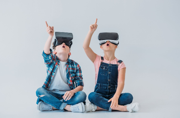 Sauriez-vous donner une définition précise de l’immersive learning ? Connaissez-vous les différences et les atouts respectifs des réalités mixte, augmentée ou virtuelle ? ➡️revinax.net/fr/formation-m… #immersivelearning #vr #realiteeaugmentee #realitevirtuelle