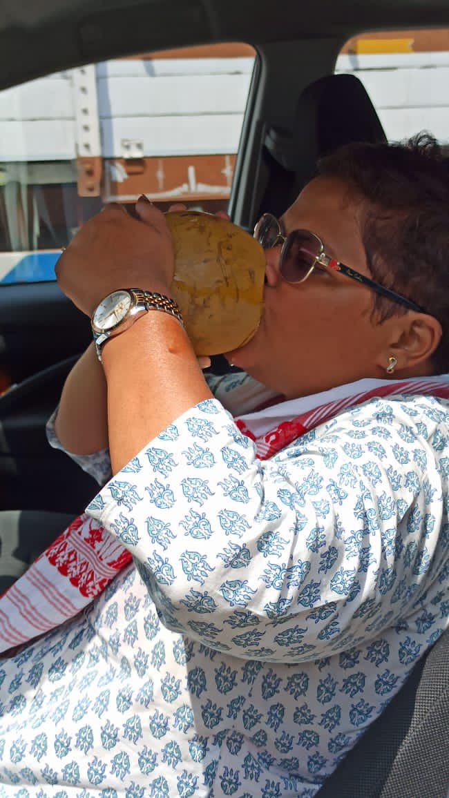 payalmehta100's tweet photo. The ultimate heat protector #coconutwater #bottomsup #saynotoplasticstraws
Not to forget my #Gamucha always with me 😎😎😎 https://t.co/GLS5rCgNxo