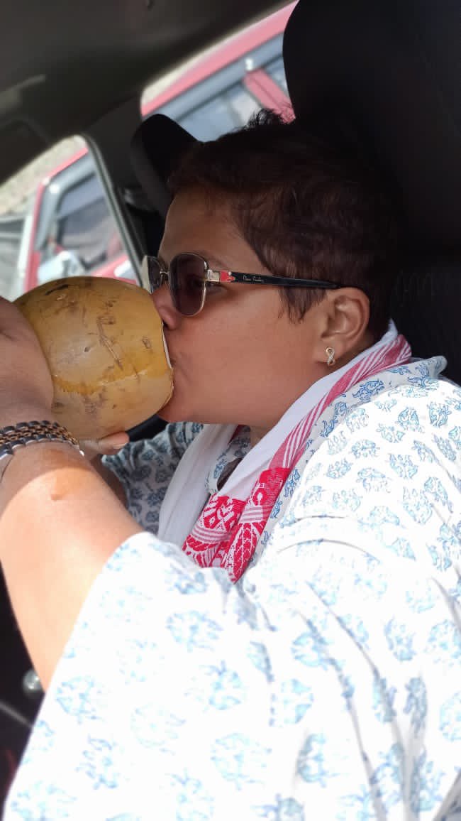 payalmehta100's tweet photo. The ultimate heat protector #coconutwater #bottomsup #saynotoplasticstraws
Not to forget my #Gamucha always with me 😎😎😎 https://t.co/GLS5rCgNxo