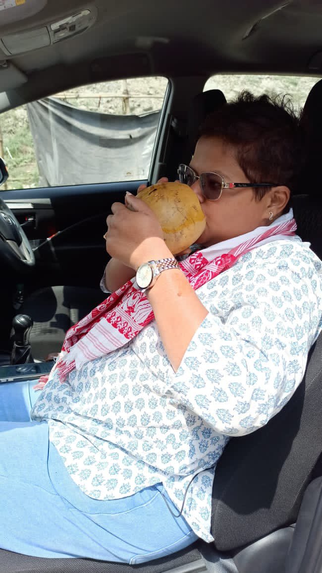 payalmehta100's tweet photo. The ultimate heat protector #coconutwater #bottomsup #saynotoplasticstraws
Not to forget my #Gamucha always with me 😎😎😎 https://t.co/GLS5rCgNxo