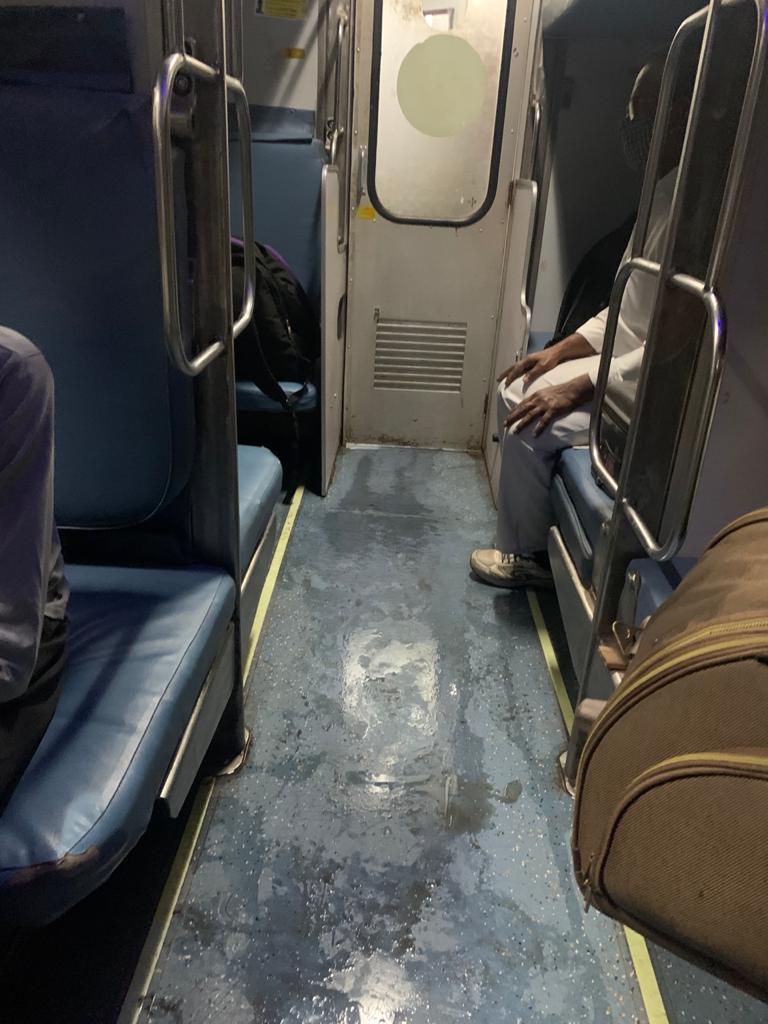 drvphanindra's tweet photo. The B3 coach on the Delhi train from Vskp last night came up to half berth due to water leakage from the bathroom. Compliant preferred, ignored. AC also said to reduce but ignored. @IRCTCofficial @PiyushGoyal @PiyushGoyalOffc @RailwaySeva https://t.co/jk3CrYuM7F